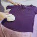 Magic Iron a passar roupa em cima da cama